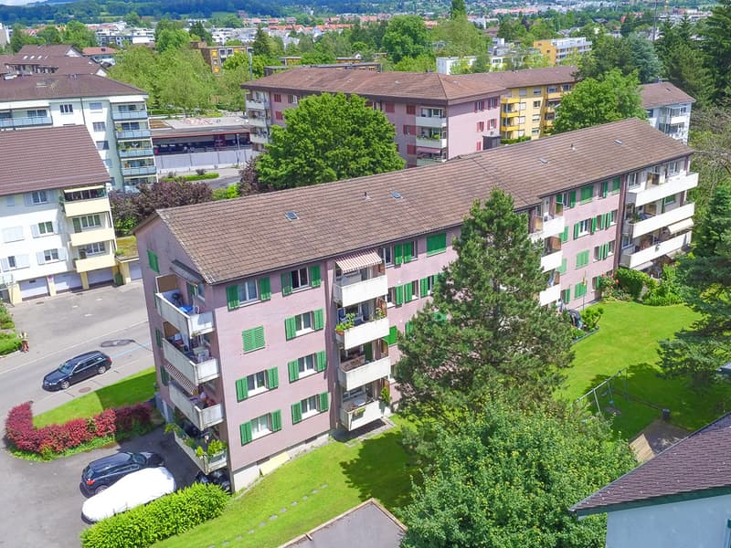 Zentral neben dem Bahnhof Schwerzenbach (1)