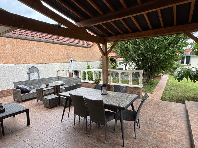 CASA DI CITTÀ, GRANDE SALA DA PRANZO, 4 CAMERE DA LETTO E BELLO GIARDINO (2)
