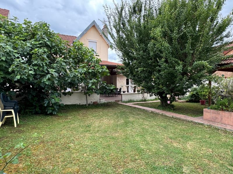 CASA DI CITTÀ, GRANDE SALA DA PRANZO, 4 CAMERE DA LETTO E BELLO GIARDINO (3)