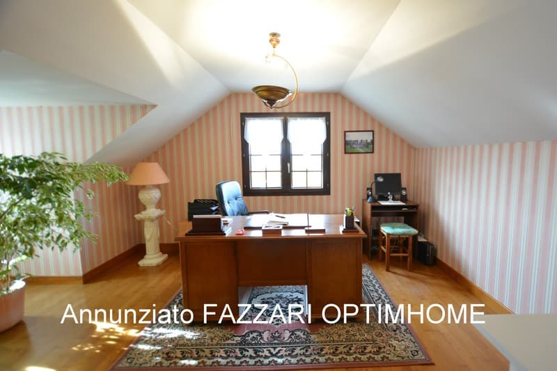 For sale exclusively in Stenay, large single-story family house (8)