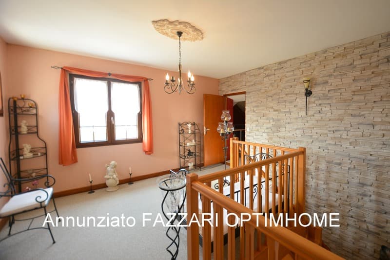For sale exclusively in Stenay, large single-story family house (11)