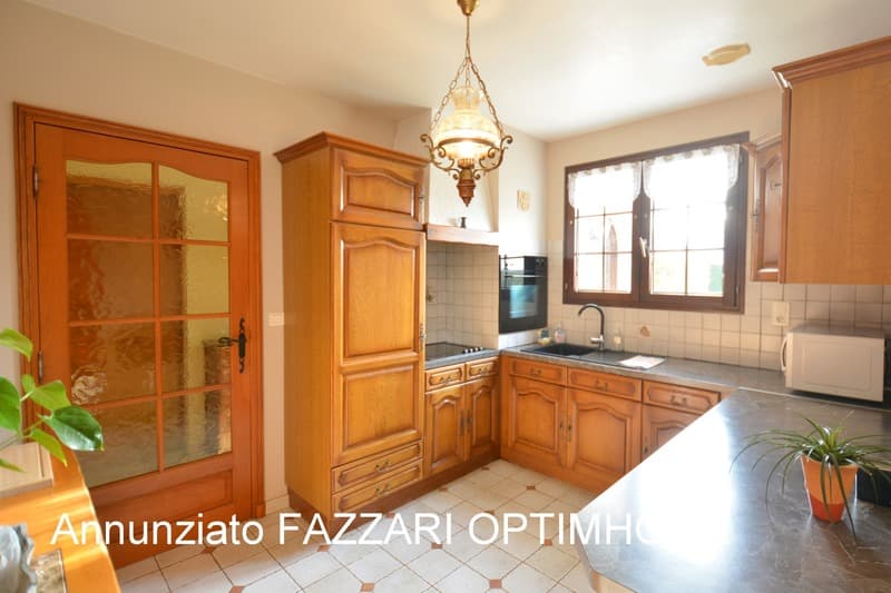 For sale exclusively in Stenay, large single-story family house (4)