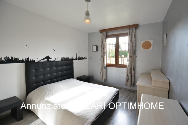 For sale exclusively in Stenay, large single-story family house (13)