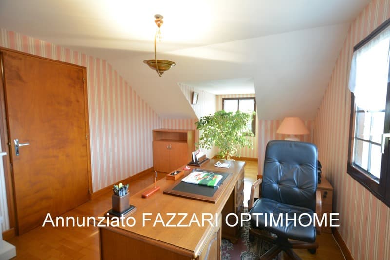 For sale exclusively in Stenay, large single-story family house (9)