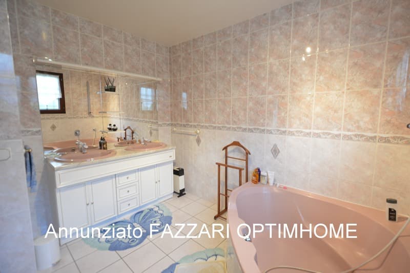 For sale exclusively in Stenay, large single-story family house (10)