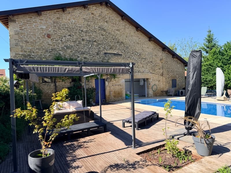 Renovated old farmhouse with pool, barn and studio (8)