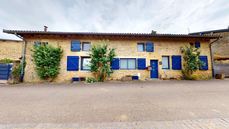 Renovated old farmhouse with pool, barn and studio (6)