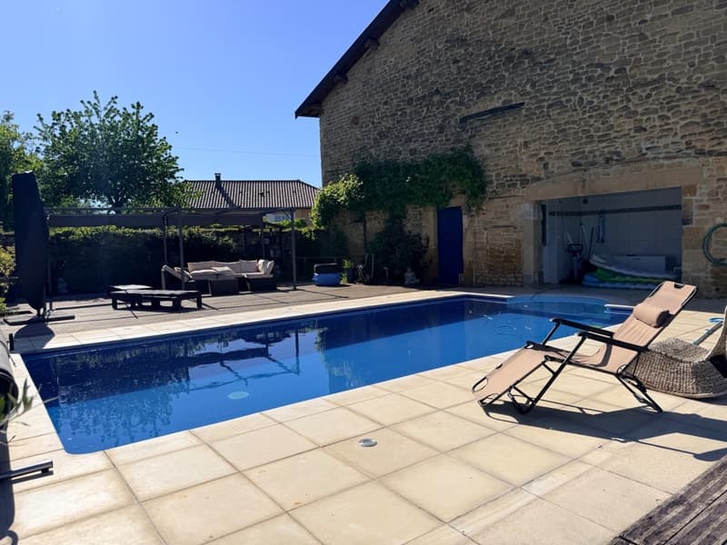 Renovated old farmhouse with pool, barn and studio (13)