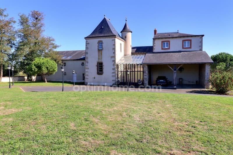 Exceptional 16th Century Estate - Close to Cholet | Potential > 1,200 m² (1)