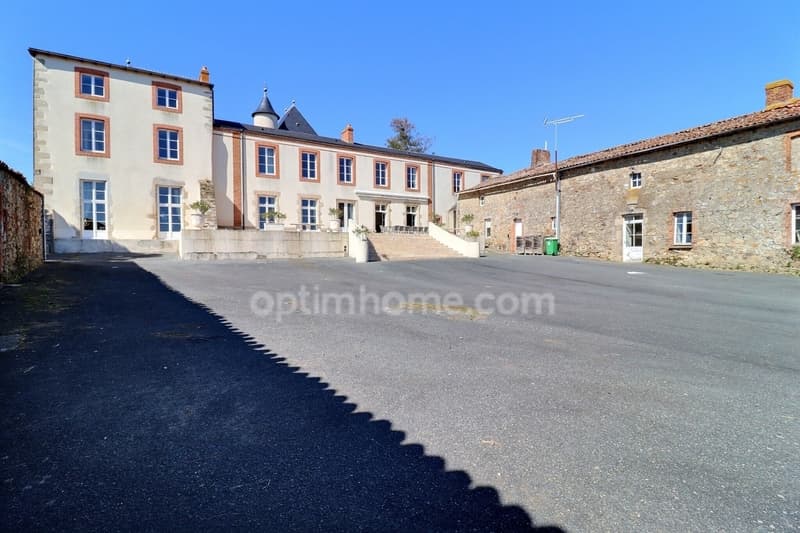 Exceptional 16th Century Estate - Close to Cholet | Potential > 1,200 m² (11)