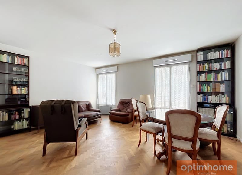 Vente en nue-propriété - Appartement de standing avec balcons cave et (1)