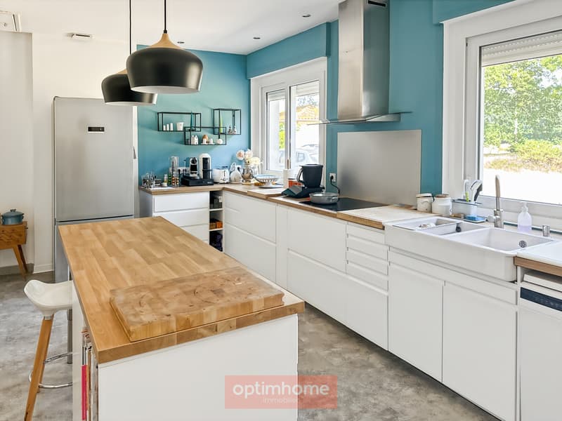 Maison rénovée pleine de charme et de caractère sur son parc boisé (11)