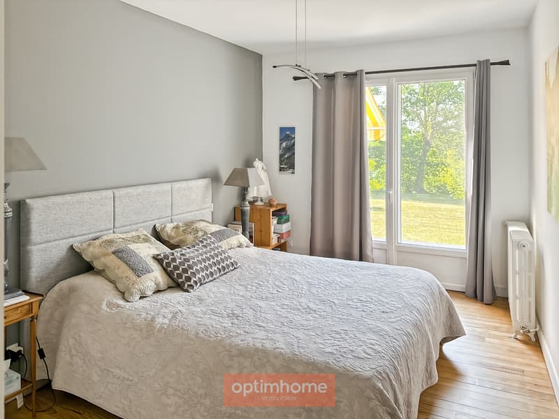 Maison rénovée pleine de charme et de caractère sur son parc boisé (12)