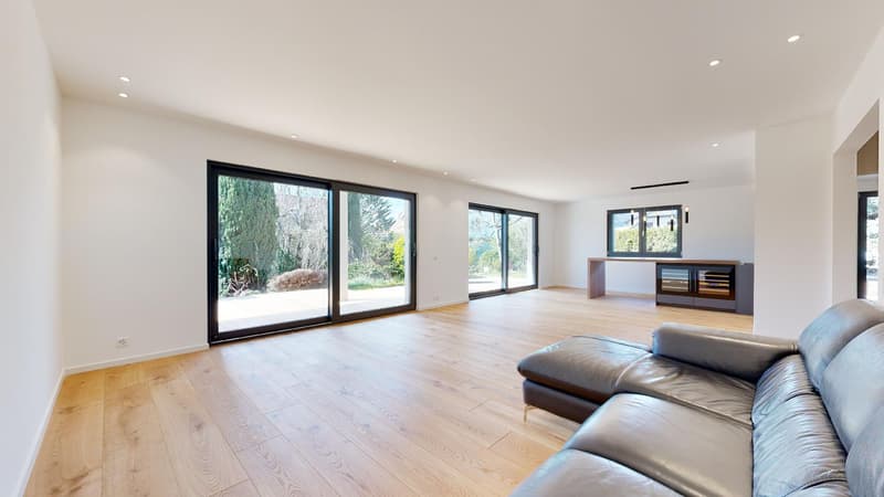 Detached house with 5 bedrooms and two garages (6)