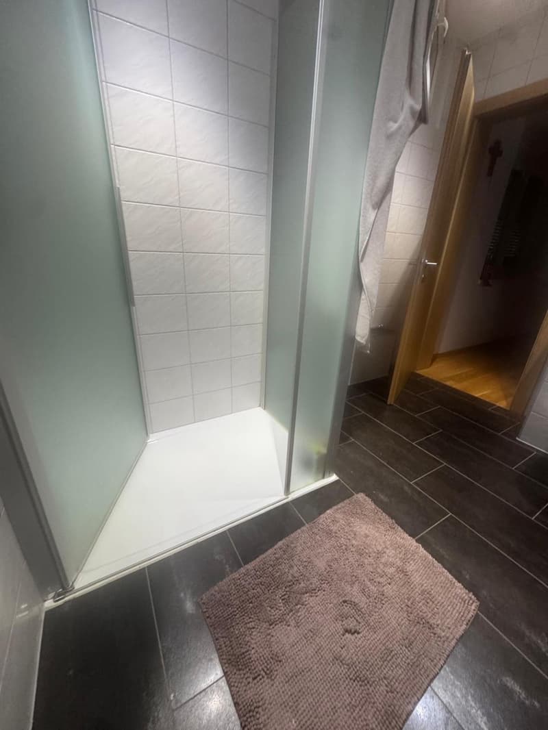 Casa composta da 2 appartamenti indipendenti, nel cuore di un villaggio di montagna molto richiesto, vicino ai sentieri e alle comodità. (10)