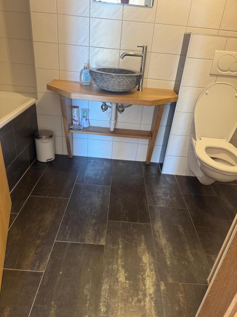 Casa composta da 2 appartamenti indipendenti, nel cuore di un villaggio di montagna molto richiesto, vicino ai sentieri e alle comodità. (5)