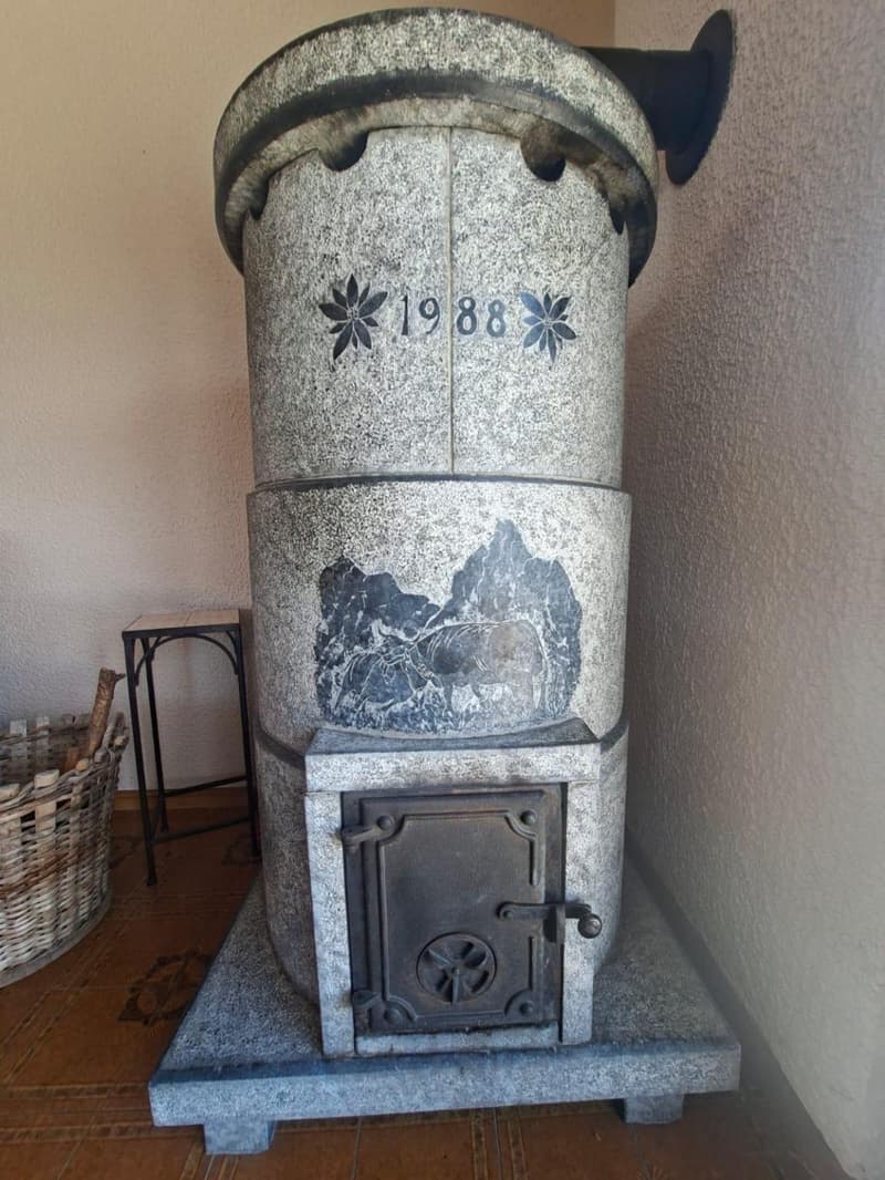 Casa composta da 2 appartamenti indipendenti, nel cuore di un villaggio di montagna molto richiesto, vicino ai sentieri e alle comodità. (11)