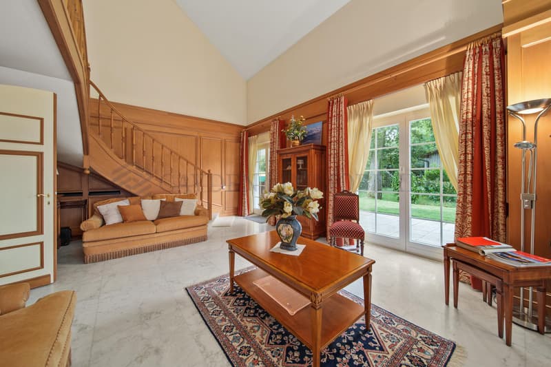 Magnificent 4-bedroom villa with pool and lake view (1)