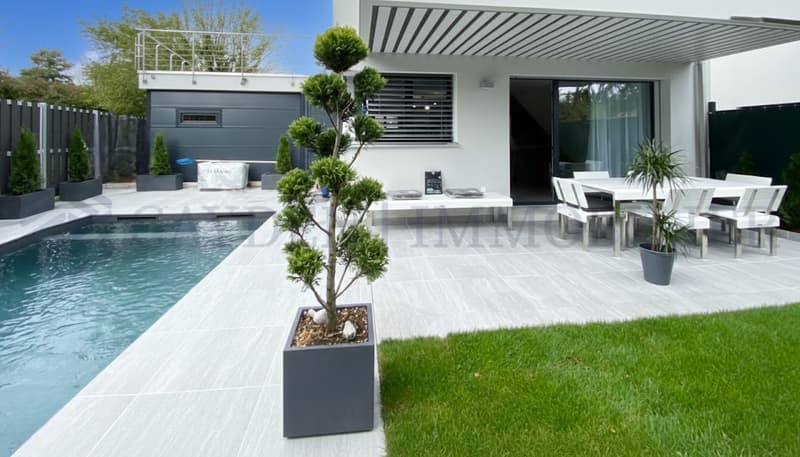 Contemporary villa with pool (2)