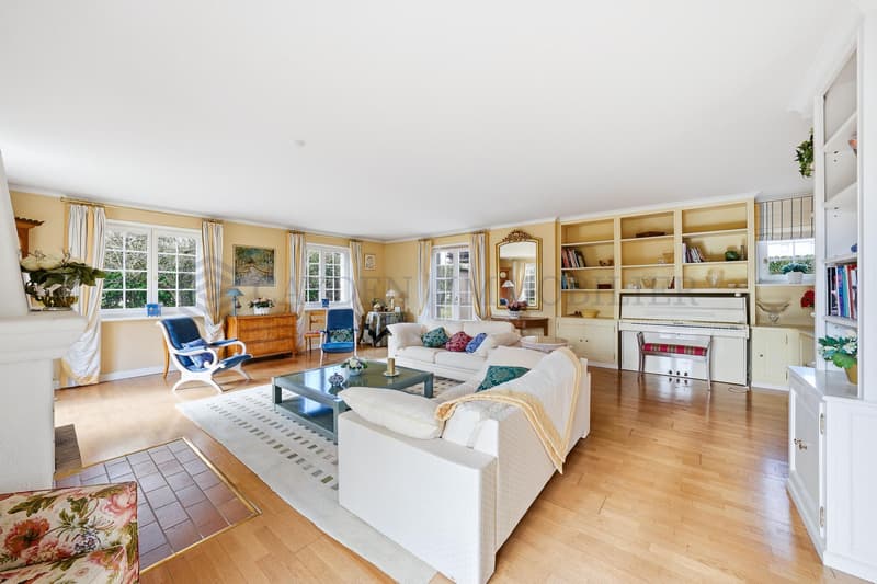 Große individuelle Villa in ruhiger Lage (11)