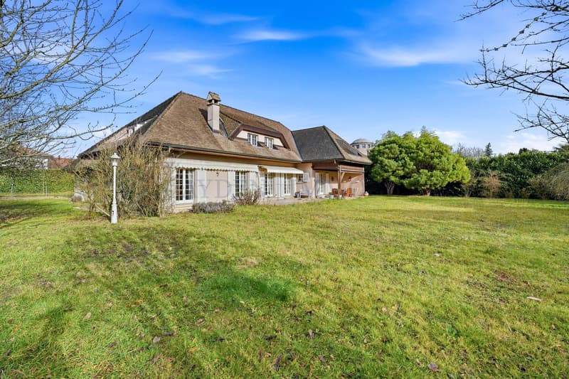 Große individuelle Villa in ruhiger Lage (3)