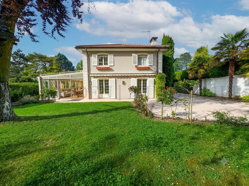 Schöne 5-Zimmer-Villa! (1)