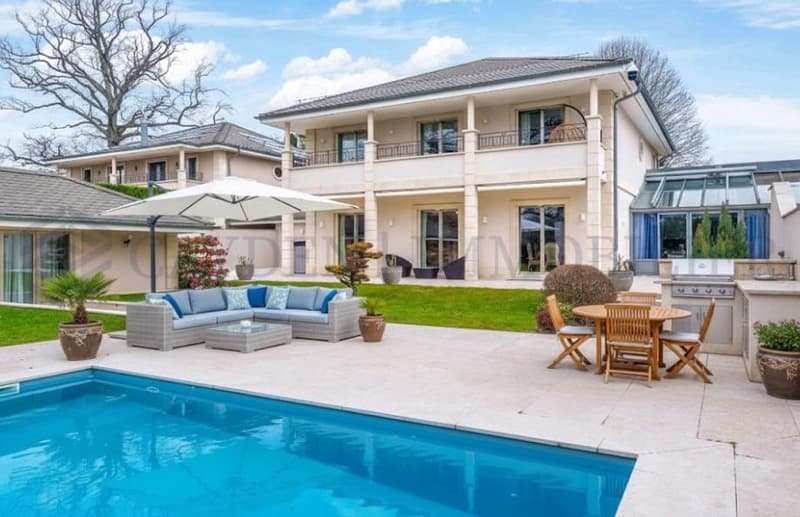 Villa d'exception avec une piscine et pool-house (3)
