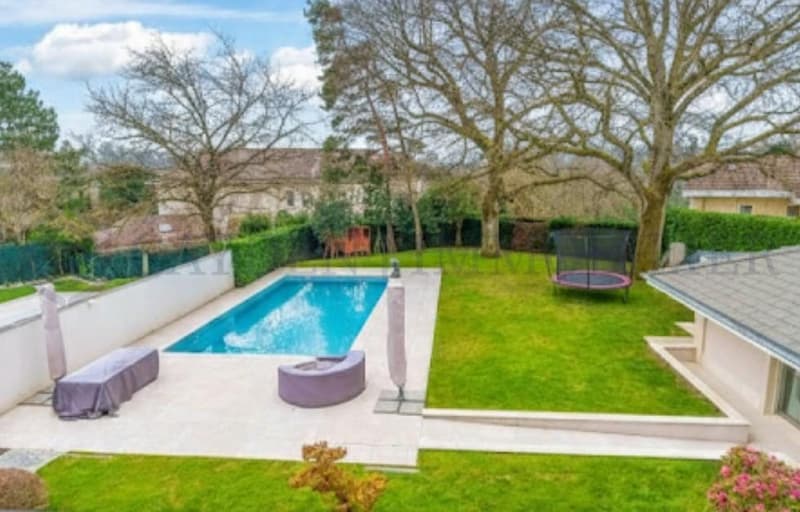 Villa d'exception avec une piscine et pool-house (2)