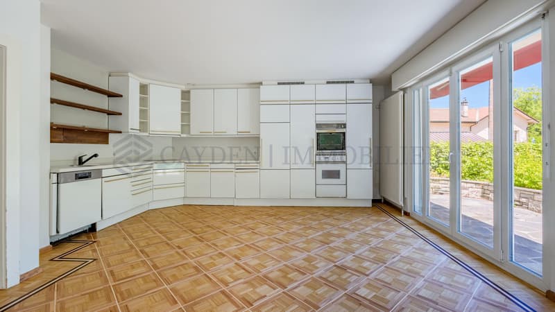 Splendid individual villa with large garden (7)
