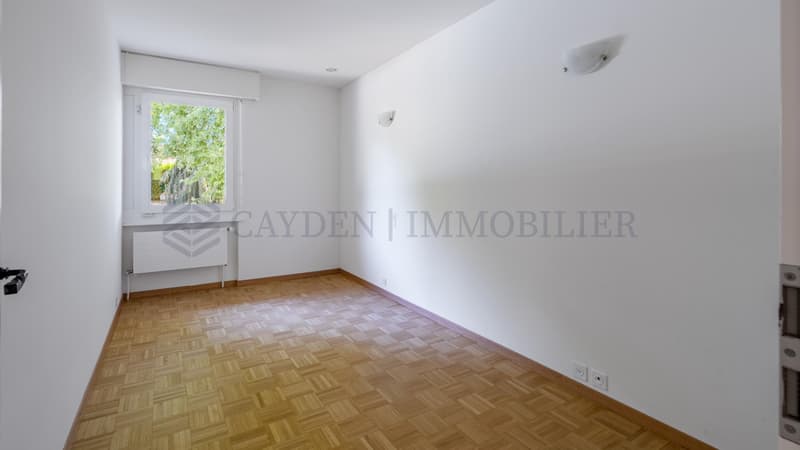 Splendid individual villa with large garden (10)