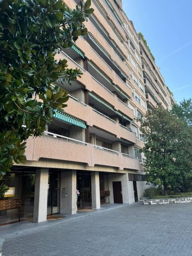 Spacieux appartement de 6 pièces avec balcon au 7ème étage – Route de Florissant, Genève (1)