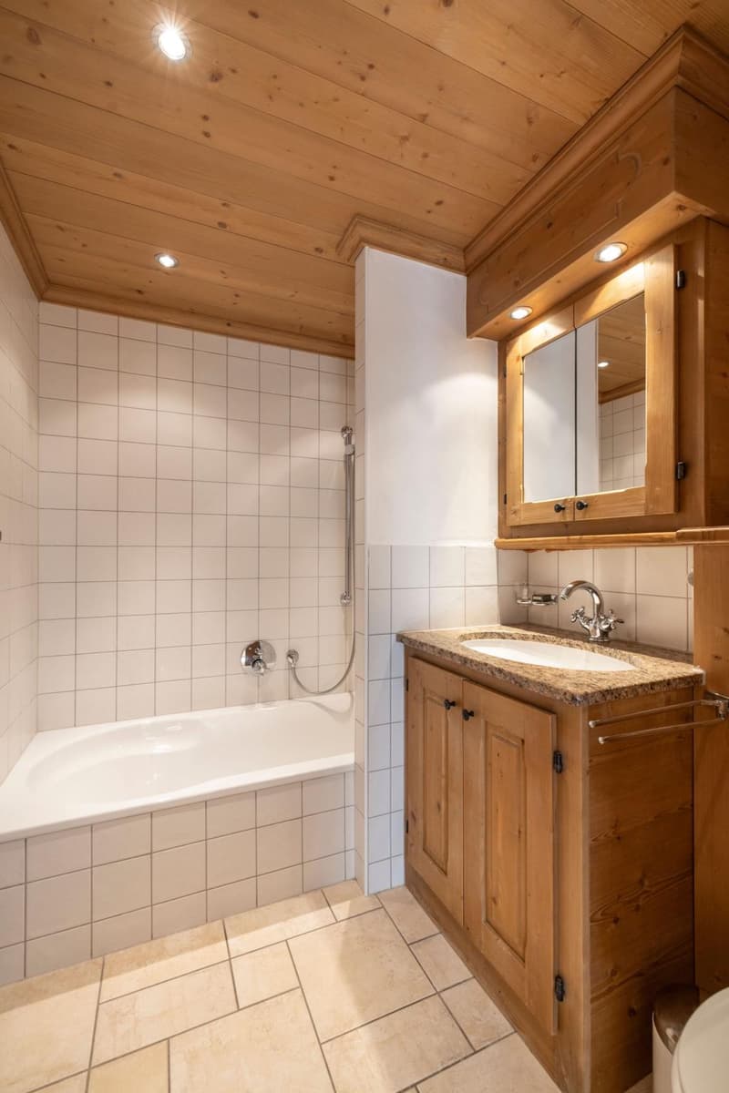 LOCATION SAISONNIÈRE : Appartement spacieux entièrement rénové comprenant 5 chambres et 5 salles de bains, situé dans le centre de Verbier, avec jacuzzi et grande terrasse offrant une vue sur les montagnes. (10)