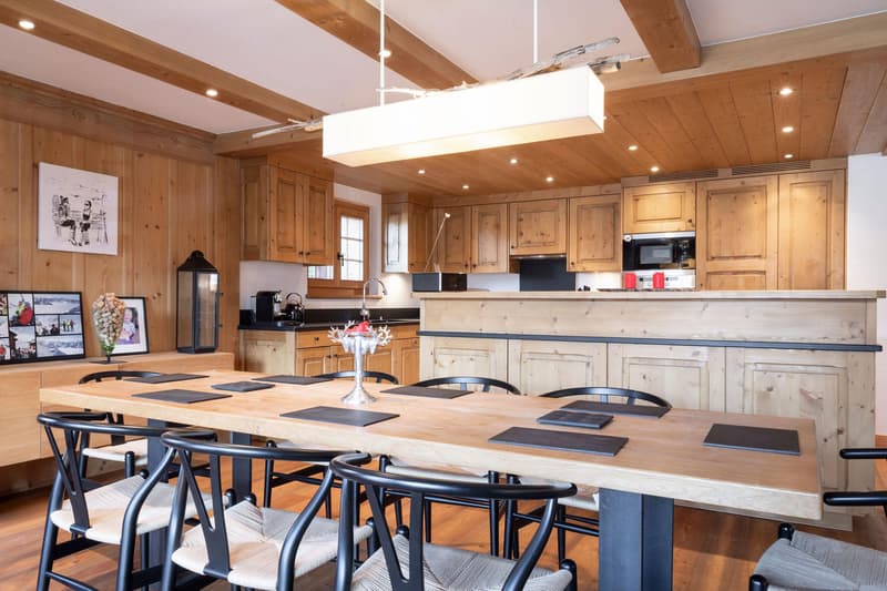 LOCATION SAISONNIÈRE : Appartement spacieux entièrement rénové comprenant 5 chambres et 5 salles de bains, situé dans le centre de Verbier, avec jacuzzi et grande terrasse offrant une vue sur les montagnes. (2)