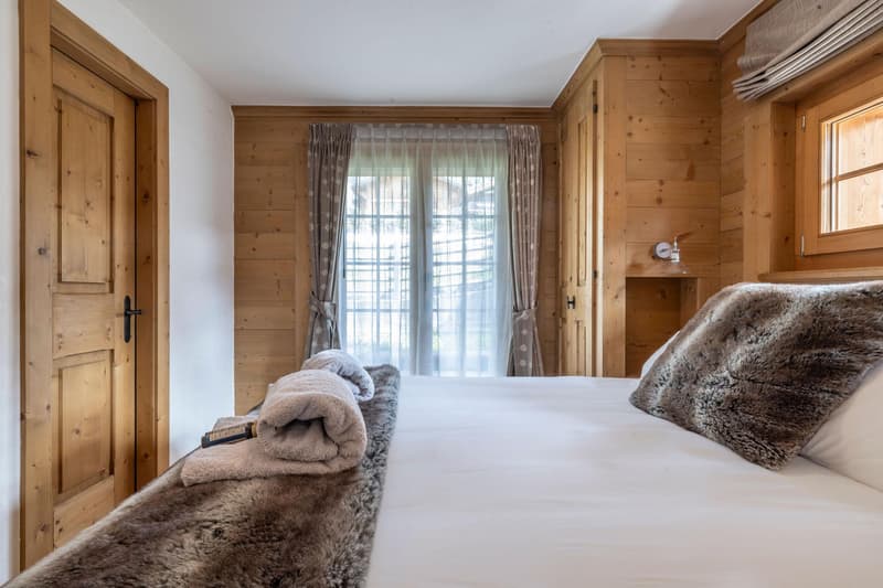 LOCATION SAISONNIÈRE : Appartement spacieux entièrement rénové comprenant 5 chambres et 5 salles de bains, situé dans le centre de Verbier, avec jacuzzi et grande terrasse offrant une vue sur les montagnes. (11)