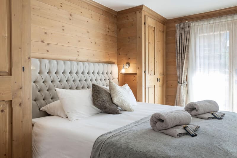 LOCATION SAISONNIÈRE : Appartement spacieux entièrement rénové comprenant 5 chambres et 5 salles de bains, situé dans le centre de Verbier, avec jacuzzi et grande terrasse offrant une vue sur les montagnes. (8)