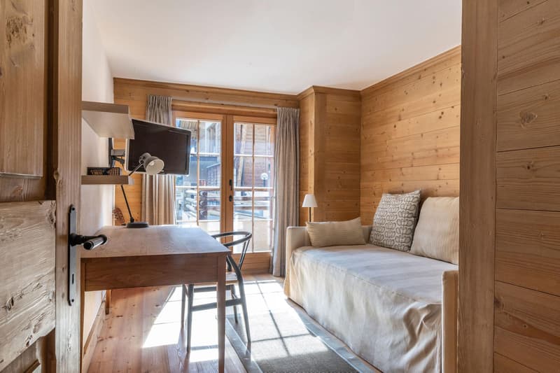 LOCATION SAISONNIÈRE : Appartement spacieux entièrement rénové comprenant 5 chambres et 5 salles de bains, situé dans le centre de Verbier, avec jacuzzi et grande terrasse offrant une vue sur les montagnes. (5)