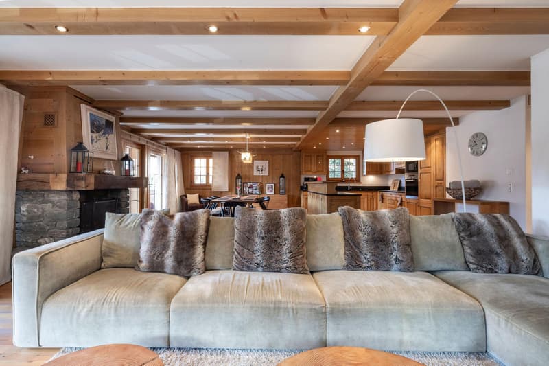LOCATION SAISONNIÈRE : Appartement spacieux entièrement rénové comprenant 5 chambres et 5 salles de bains, situé dans le centre de Verbier, avec jacuzzi et grande terrasse offrant une vue sur les montagnes. (3)