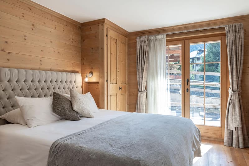 LOCATION SAISONNIÈRE : Appartement spacieux entièrement rénové comprenant 5 chambres et 5 salles de bains, situé dans le centre de Verbier, avec jacuzzi et grande terrasse offrant une vue sur les montagnes. (7)