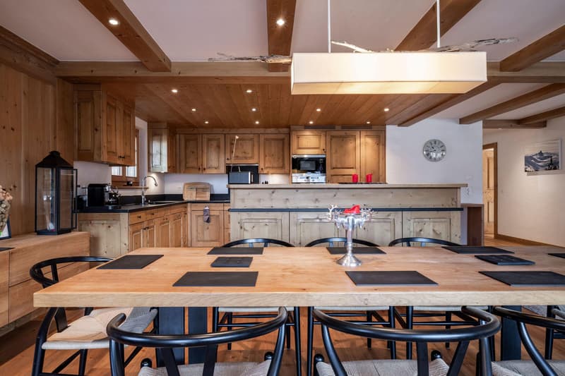 LOCATION SAISONNIÈRE : Appartement spacieux entièrement rénové comprenant 5 chambres et 5 salles de bains, situé dans le centre de Verbier, avec jacuzzi et grande terrasse offrant une vue sur les montagnes. (4)