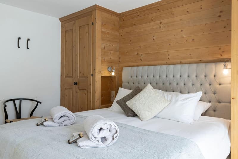 LOCATION SAISONNIÈRE : Appartement spacieux entièrement rénové comprenant 5 chambres et 5 salles de bains, situé dans le centre de Verbier, avec jacuzzi et grande terrasse offrant une vue sur les montagnes. (9)