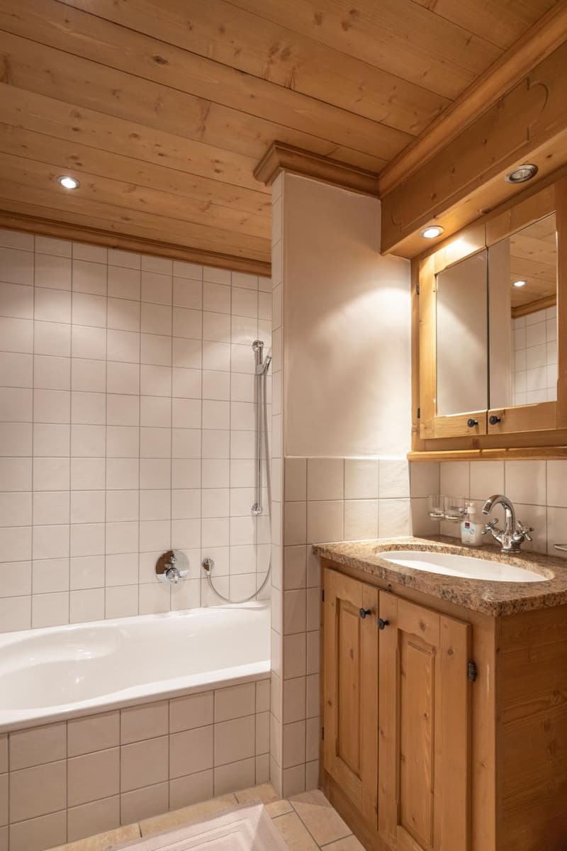 LOCATION SAISONNIÈRE : Appartement spacieux entièrement rénové comprenant 5 chambres et 5 salles de bains, situé dans le centre de Verbier, avec jacuzzi et grande terrasse offrant une vue sur les montagnes. (6)