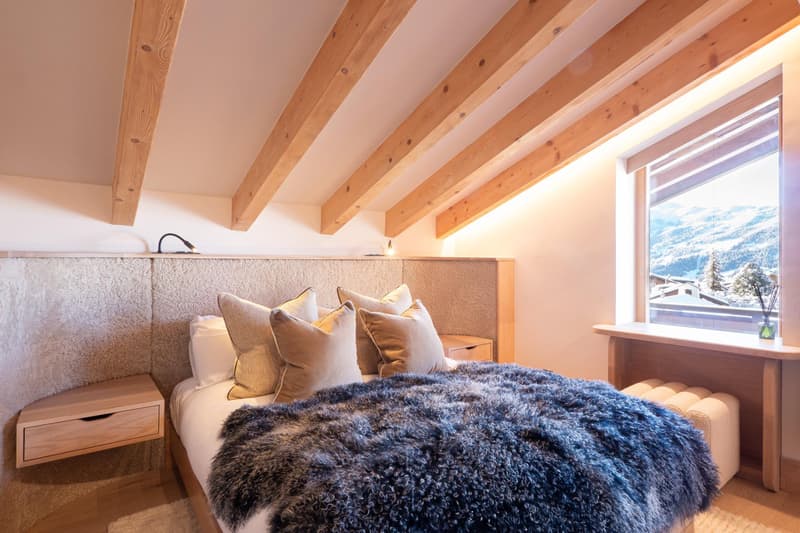 LOCATION SAISONNIÈRE : Appartement duplex de 4 chambres et 3 salles de bains, situé dans le centre de Verbier, avec un grand balcon panoramique offrant une vue imprenable sur les montagnes. (9)