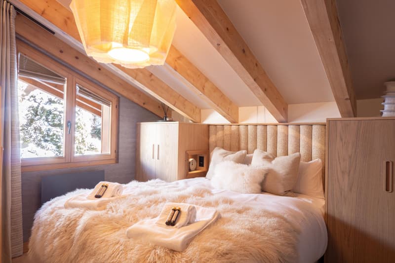 LOCATION SAISONNIÈRE : Appartement duplex de 4 chambres et 3 salles de bains, situé dans le centre de Verbier, avec un grand balcon panoramique offrant une vue imprenable sur les montagnes. (10)