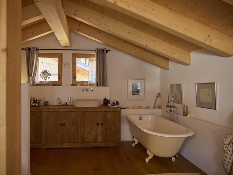 LOCATION SAISON D'HIVER - CHARMANT CHALET DE 3 CHAMBRES AVEC GRAND JARDIN OUVERT À SARREYER ? STYLE ALPIN - VUE IMPRENABLE SUR LES MONTAGNES (9)
