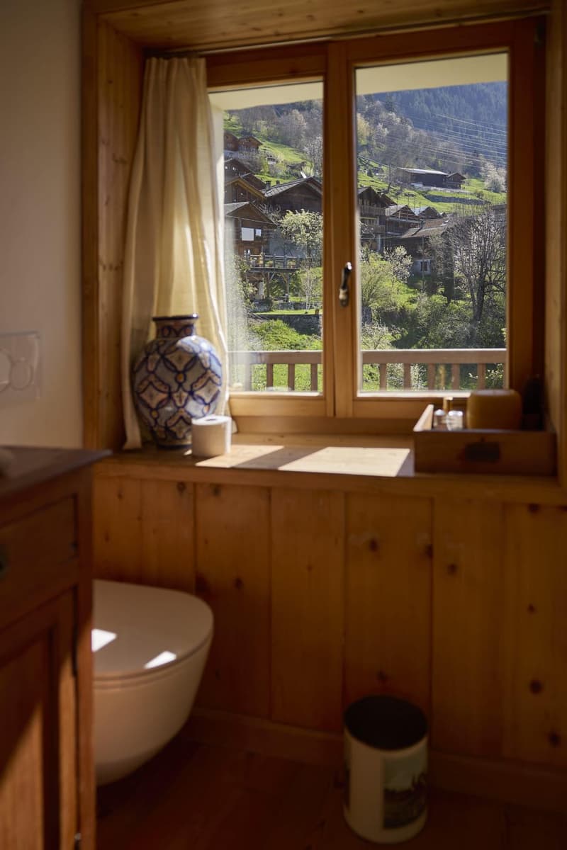 LOCATION SAISON D'HIVER - CHARMANT CHALET DE 3 CHAMBRES AVEC GRAND JARDIN OUVERT À SARREYER ? STYLE ALPIN - VUE IMPRENABLE SUR LES MONTAGNES (4)
