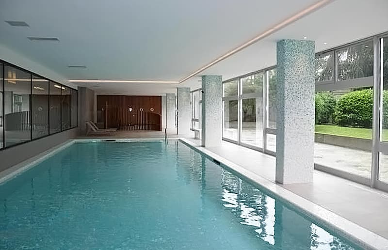 Studio moderne avec piscine intérieure à Florissant (11)