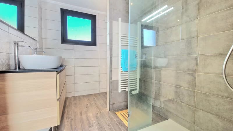 Spacious modern T9 chalet in Mijoux (12)