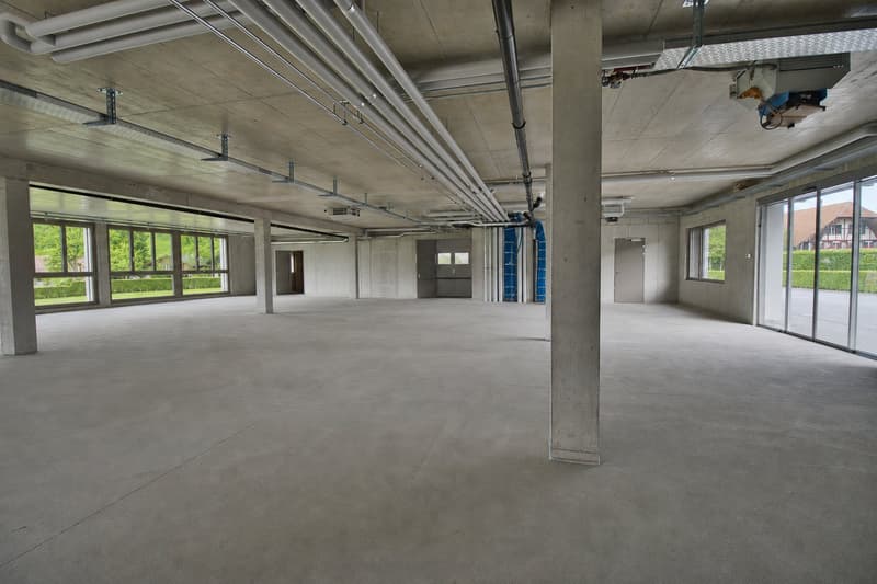 Espaces commerciaux et de détail modernes avec des options d'utilisation flexibles et des divisions (2)