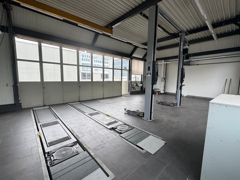 Werkstatt C, Fahrzeuglift, Bremsprüfstand und Lenkgeometrie können erworben werden.