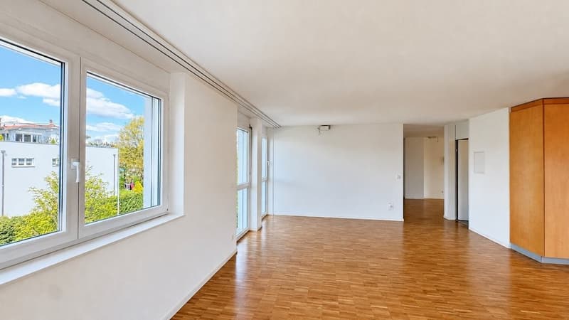 Heller_moderner_Wohnraum_mit_Parkett.jpg